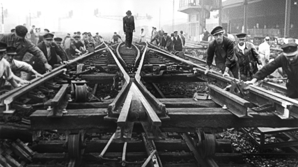 IDFA 2024: Beste Film Awards naar Trains en Chronicles of the Absurd