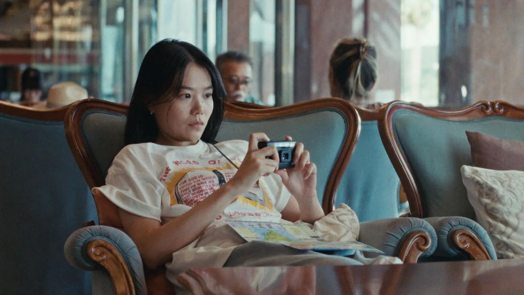 Filmrecensie: Super Happy Forever – Een rode pet als kompas naar het verleden